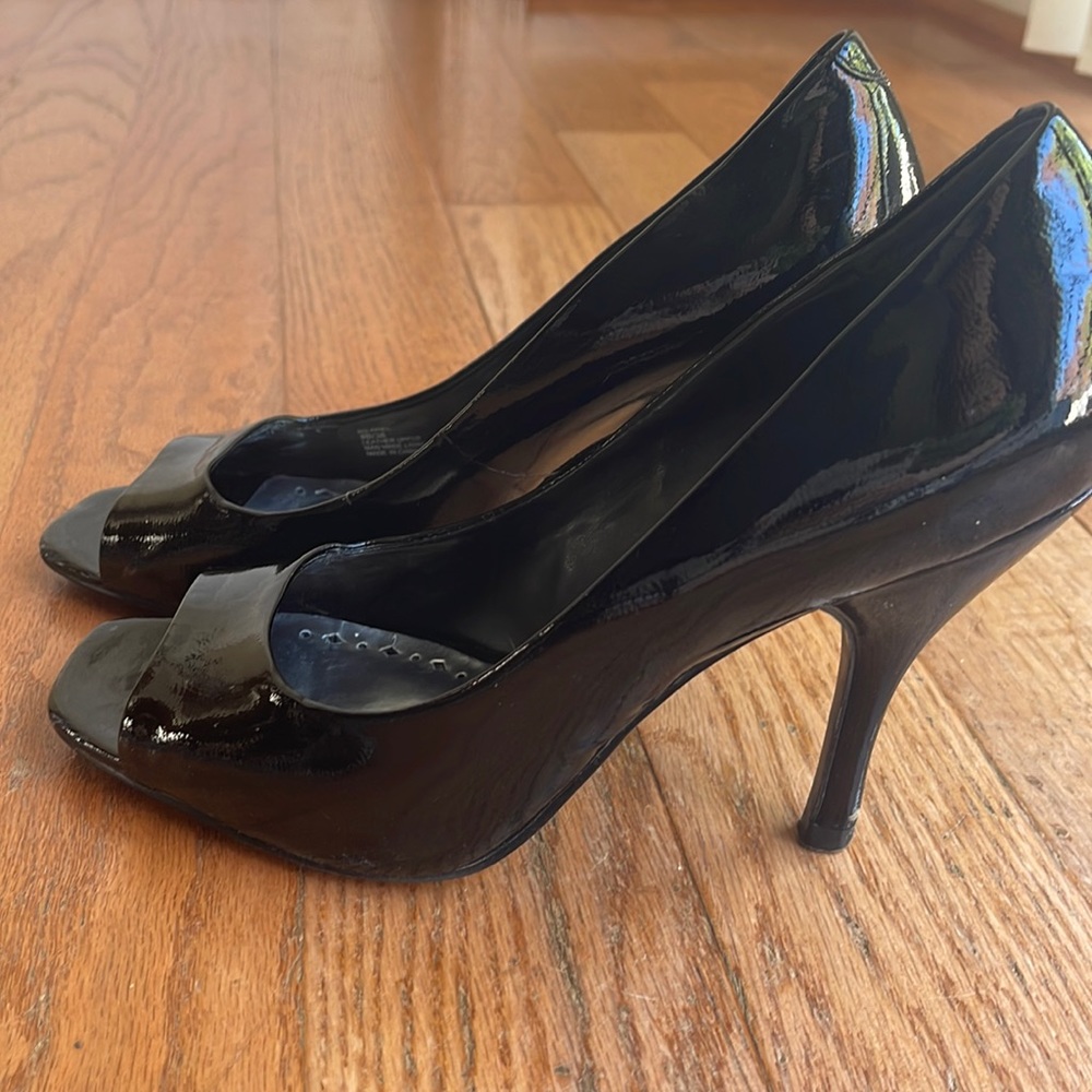 GUC BCBG Girls Black Patent Heels